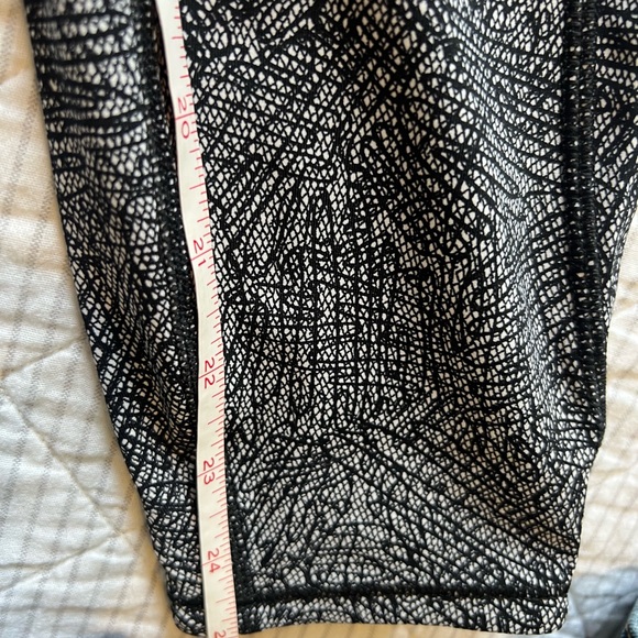 Lululemon hi rise 25” leggings 4 - Picture 9 of 9